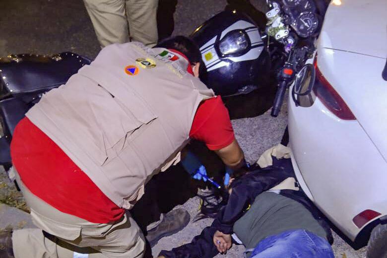 Auxilia Protección Civil de Huamantla a motociclista en accidente